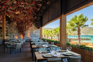 6 restaurants, breakfast, lunch, dinner served; international cuisine 
