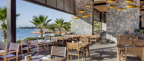 6 restaurants, breakfast, lunch, dinner served; international cuisine