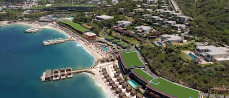 Playa privada, arena blanca, camas de playa, sillas reclinables de playa