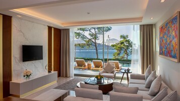 Minibar con artículos gratuitos y caja de seguridad en la habitación 