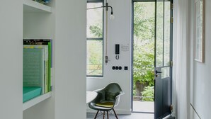 Un intérieur moderne avec une chaise, un bureau et une bibliothèque.