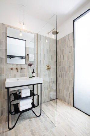 Premium studio | Badkamer | Een douche, gratis toiletartikelen, een haardroger, pantoffels