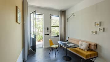 Premium Studio | Premium bedding, minibar, in-room safe, individually decorated