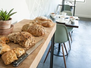 Petit déjeuner complet servi tous les jours en supplément