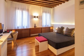 Ropa de cama de alta calidad y caja de seguridad en la habitación