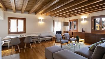 Apartamento Confort (2 - 4 People) | Sala de estar | Televisión de pantalla plana de 42 pulgadas con canales digitales