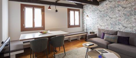 غرفة بانوراما (2 People) | غرفة المعيشة | تلفزيون بشاشة مسطحة بحجم 42-بوصة يعرض قنوات تلفزيونية رقمية، تلفزيون