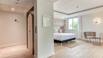 Seprai premium, brankas, meja kerja, dan tirai kedap cahaya