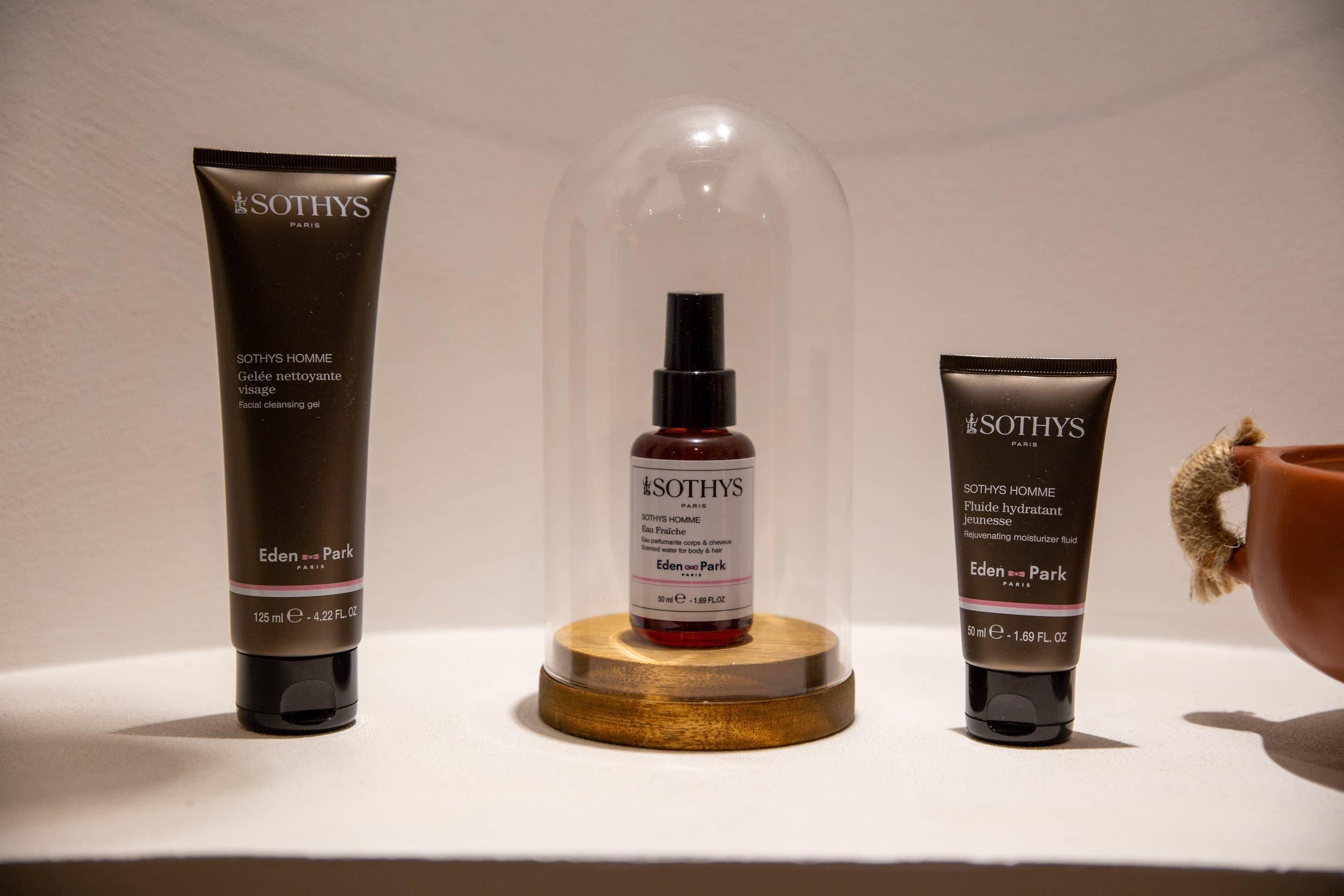 Trois produits de soins pour la peau de la marque Sothys Paris présentés sur un présentoir.