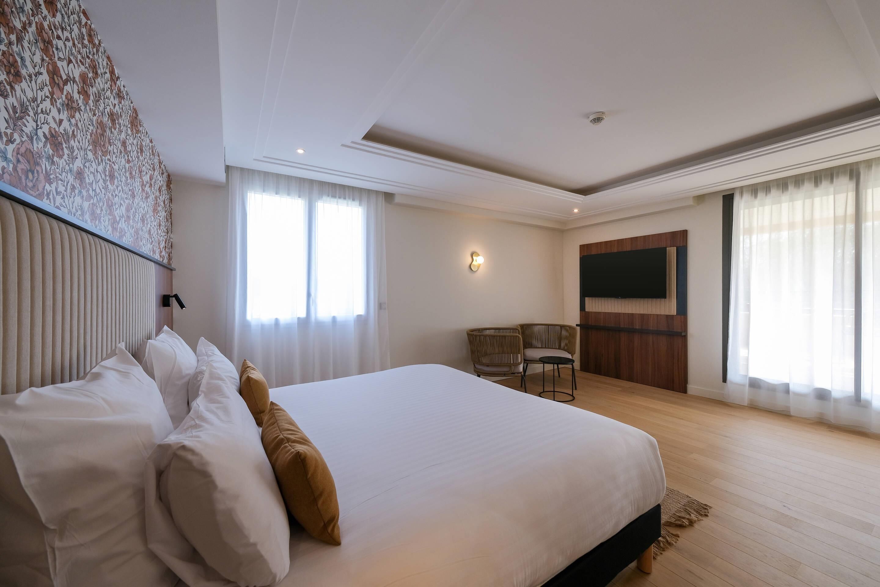 Junior suite (Privilege) | Luxe beddengoed, een kluis op de kamer, een bureau