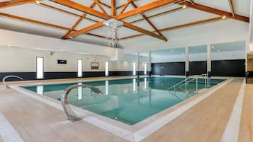 Innenpool, AuĂenpool (je nach Saison geöffnet), Sonnenschirme