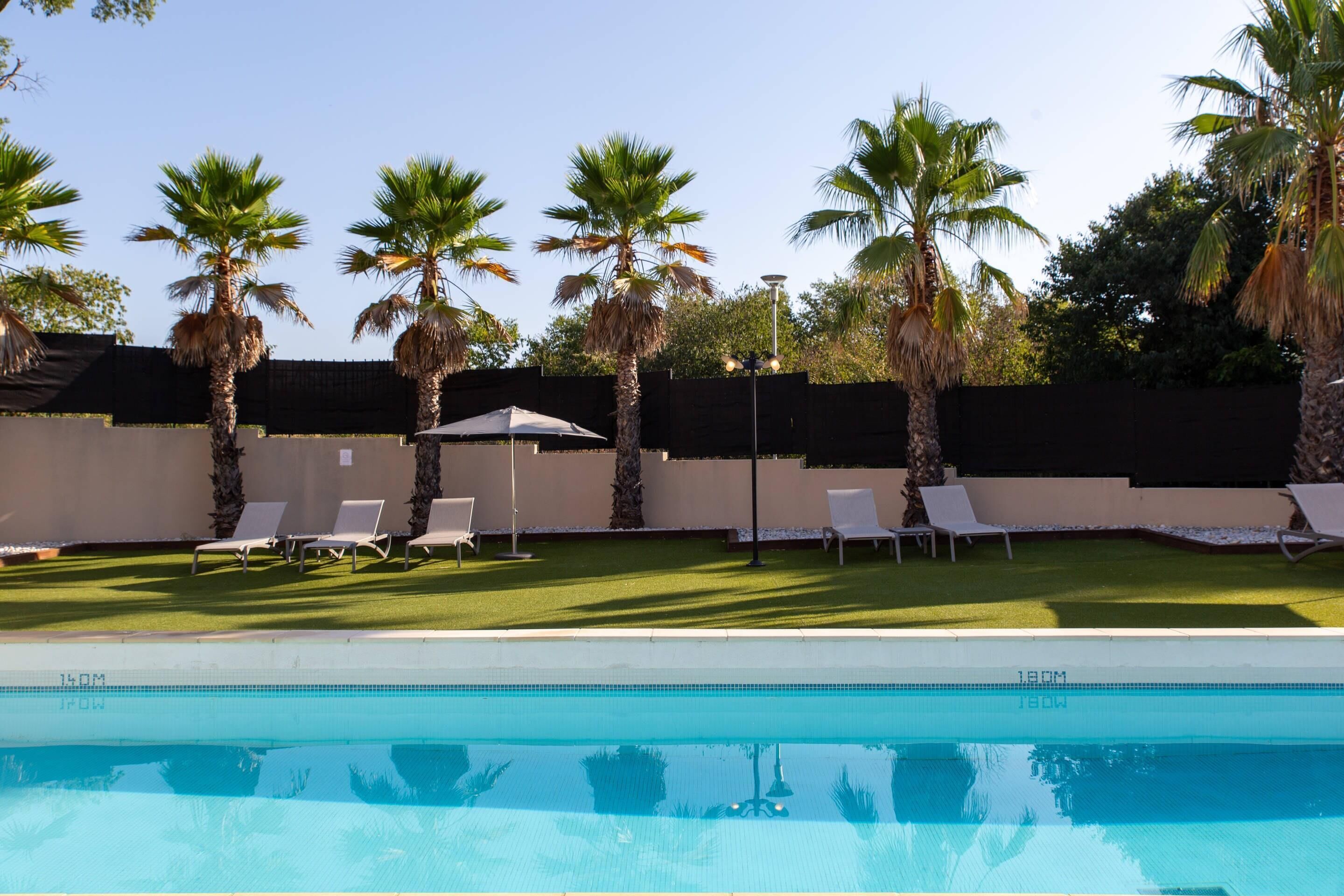 Piscina interna, piscina externa sazonal, guarda-sóis, espreguiçadeiras