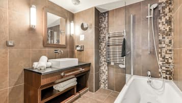 Zimmer (Residence) | Badezimmer | Umweltfreundliche Kosmetikartikel, Haartrockner, Handtücher