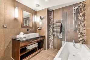 Room (Residence) | Bathroom | Eco-friendly toiletries, hair dryer, towels - Zenitude Hotel la Valadière, an Ascend Collection Hotel (Juvignac)