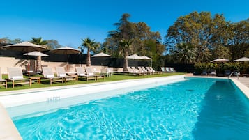 Piscine couverte, piscine extérieure (ouverte en saison)