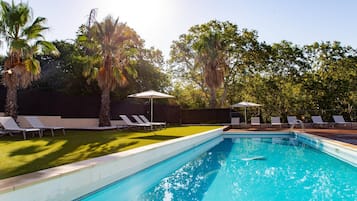Una piscina cubierta, una piscina al aire libre de temporada, sombrillas