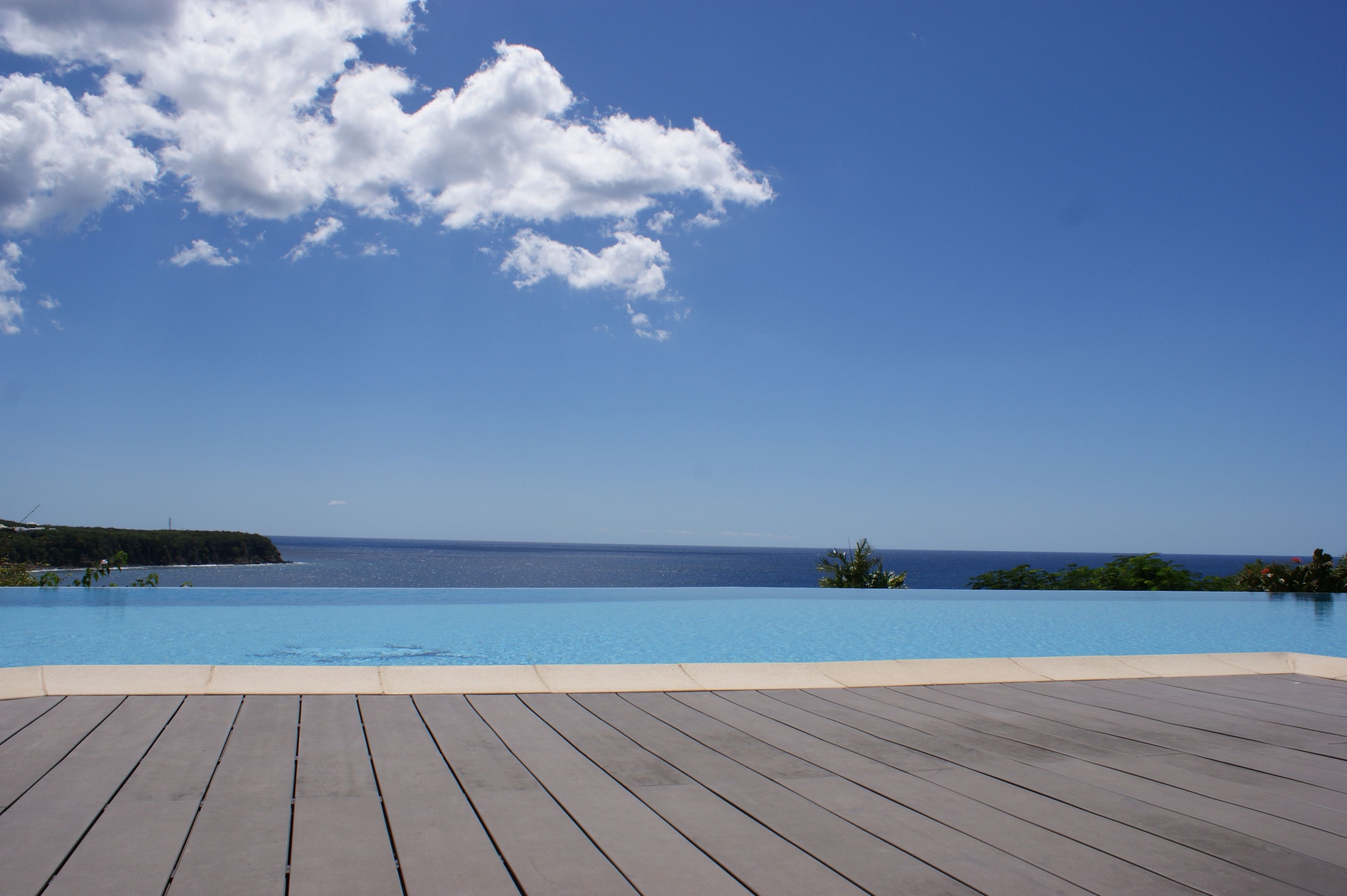 outdoor pool, open 7:00 am to 8:00 pm, pool loungers