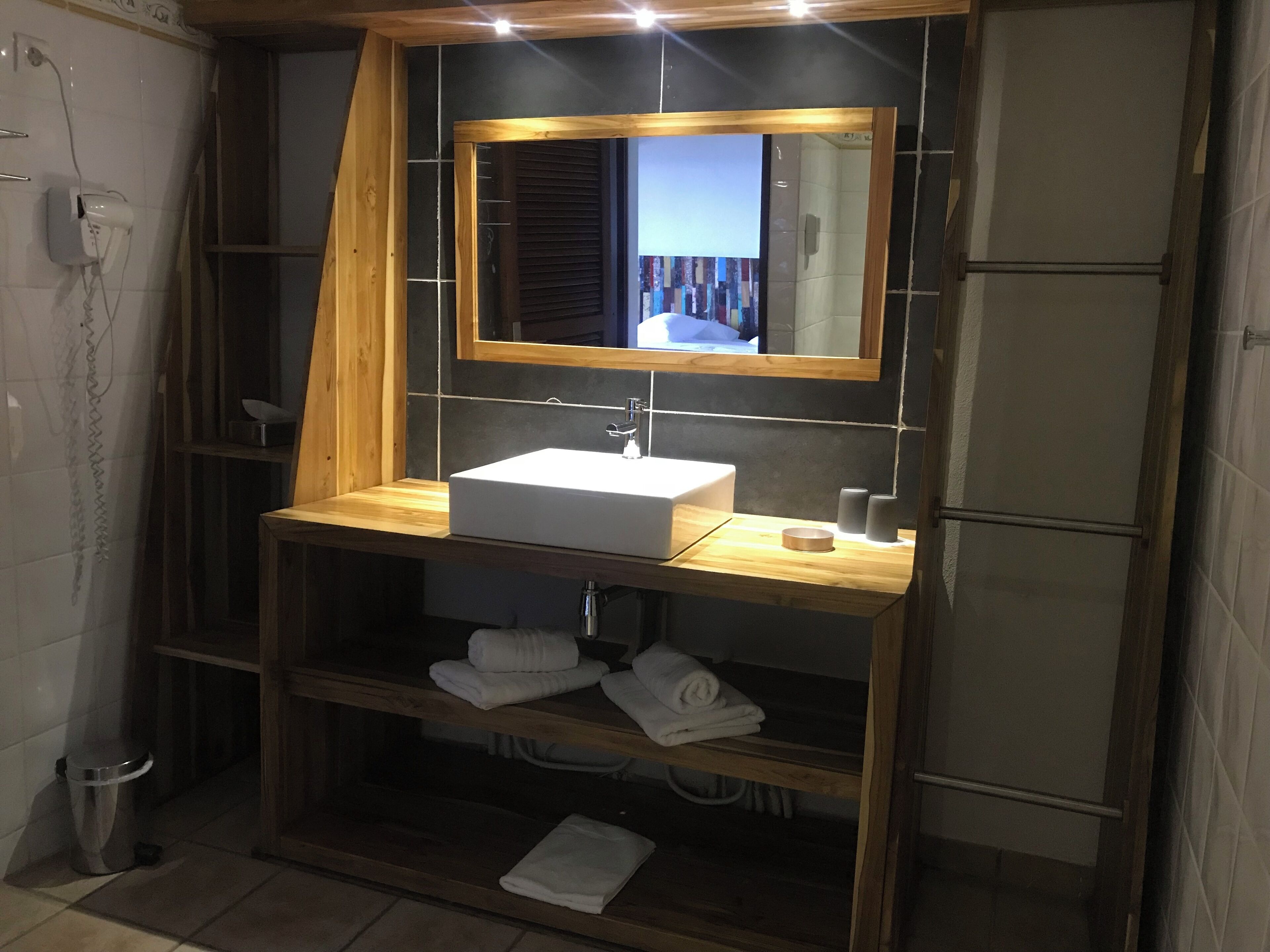 shower, free toiletries, hair dryer, towels