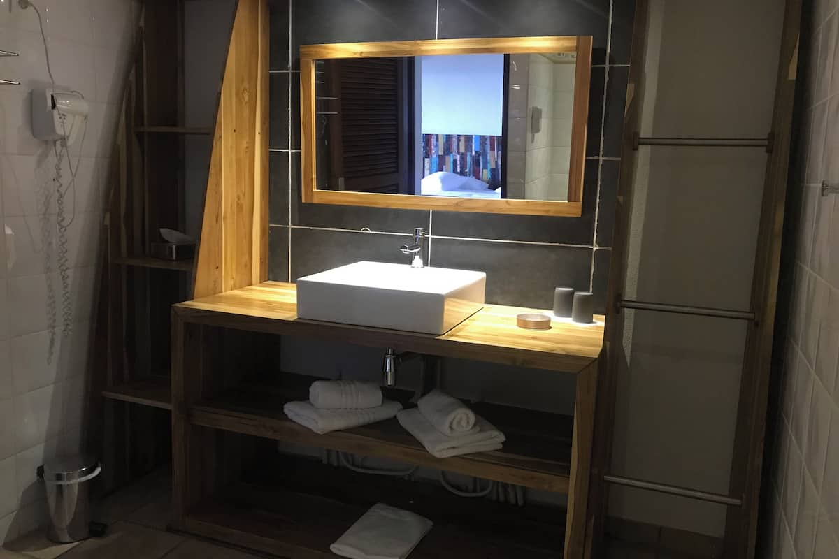 shower, free toiletries, hair dryer, towels