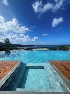 Piscine extérieure, chaises longues