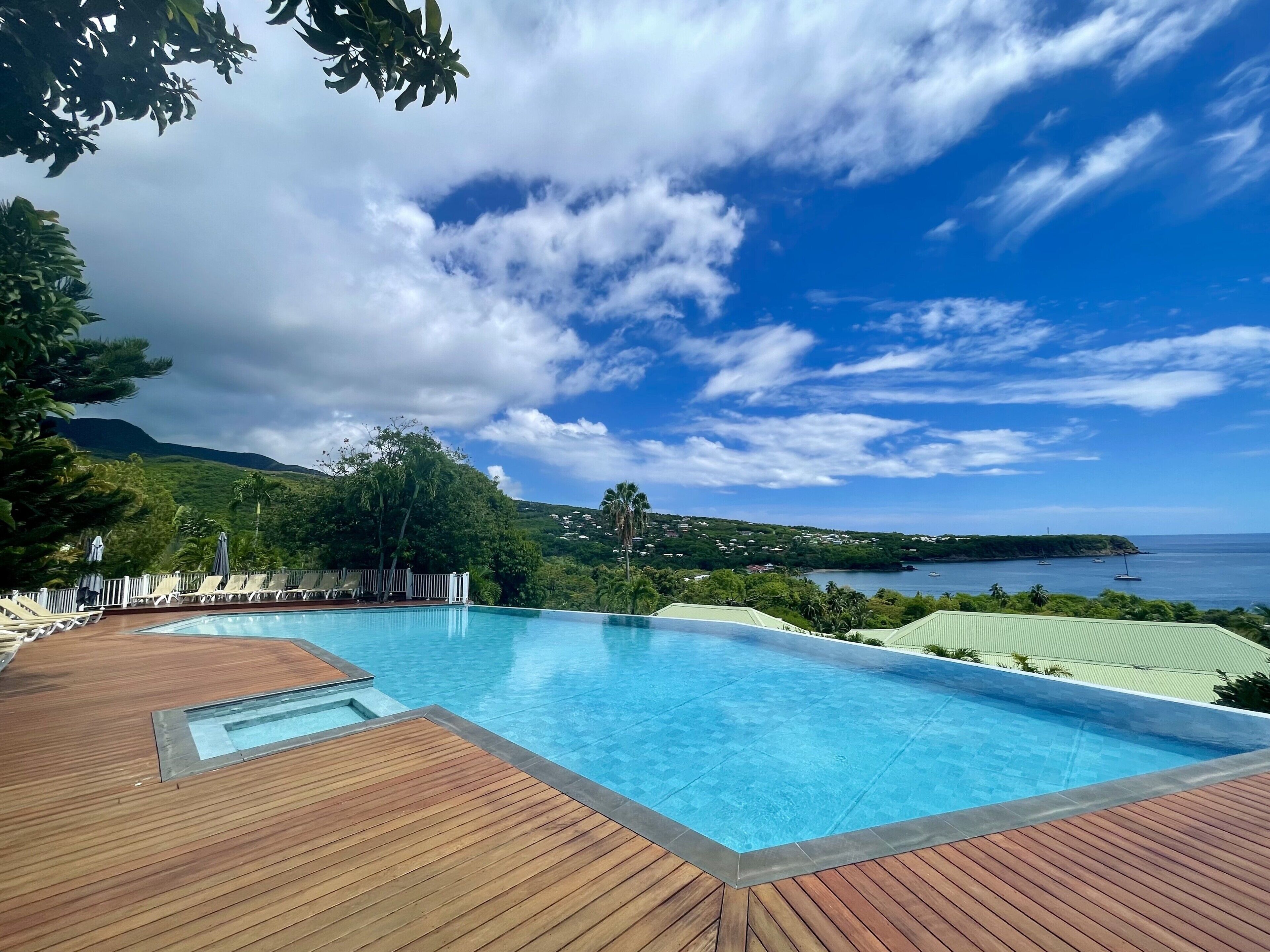 Piscine extérieure, chaises longues
