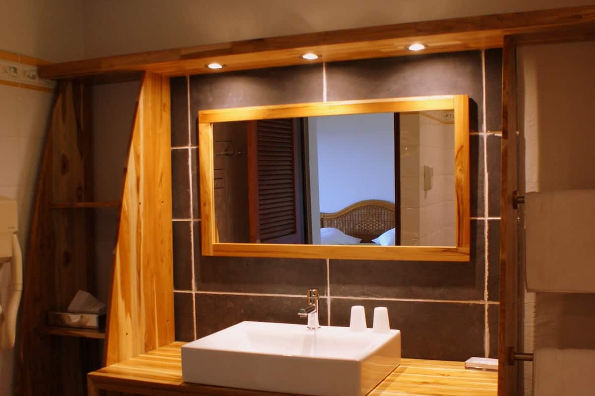 comfort double or twin room | bathroom sink