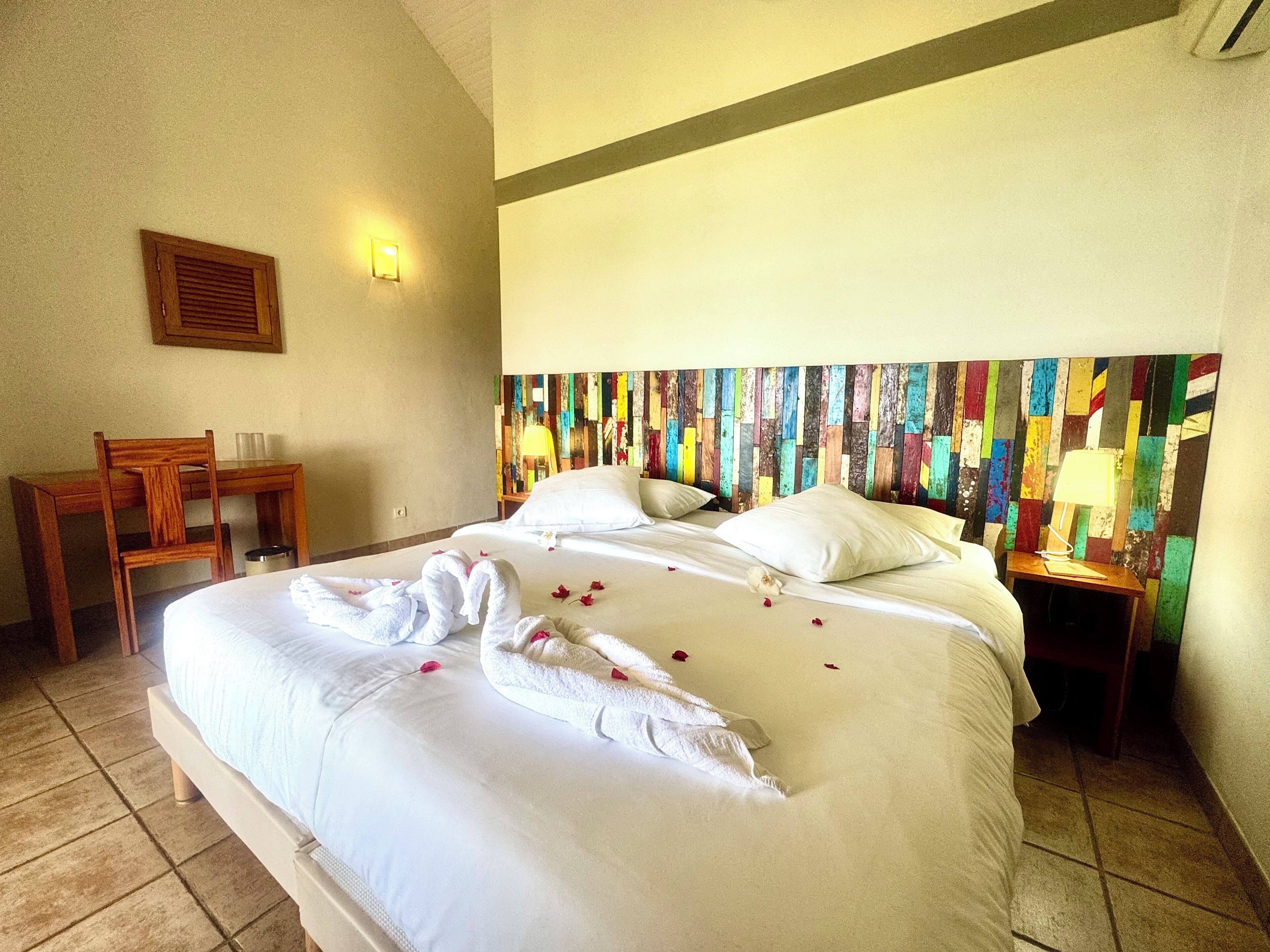 Ropa de cama de alta calidad y minibar 