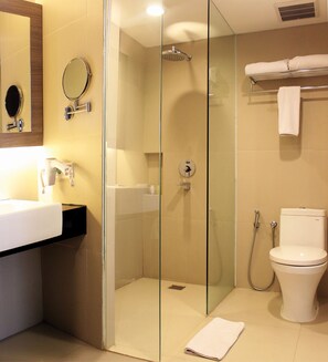 Shower, pancuran hujan, pengering rambut, dan jubah mandi