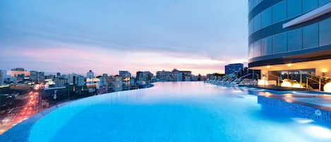 Outdoor pool, pool loungers