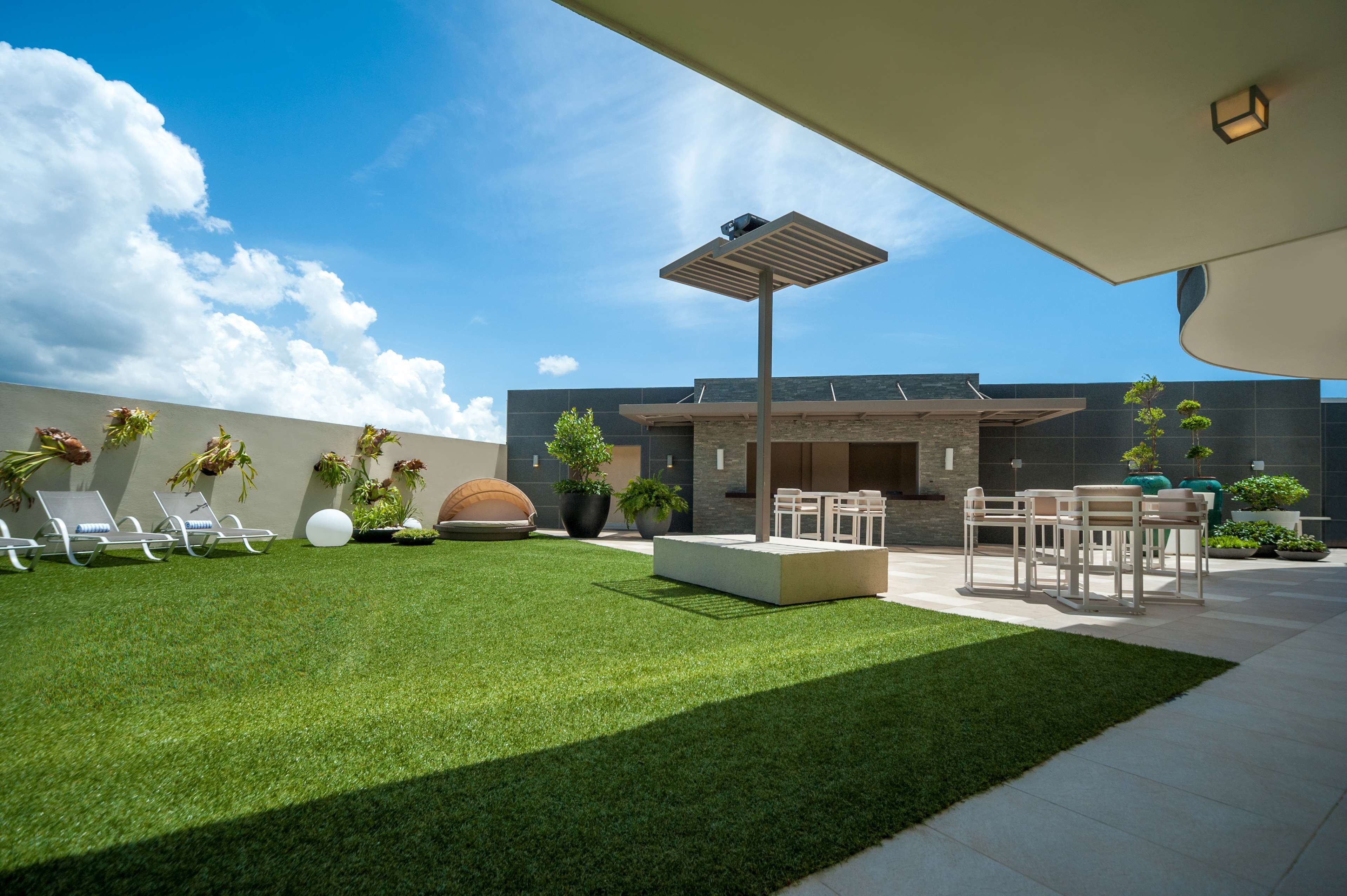 outdoor pool, open 7:00 am to 9:00 pm, pool loungers