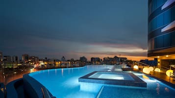 Piscina a l'aire lliure (horari: 07:00-21:00) i gandules