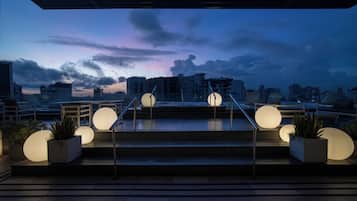 Útilaug, opið kl. 07:00 til kl. 21:00, sólstólar