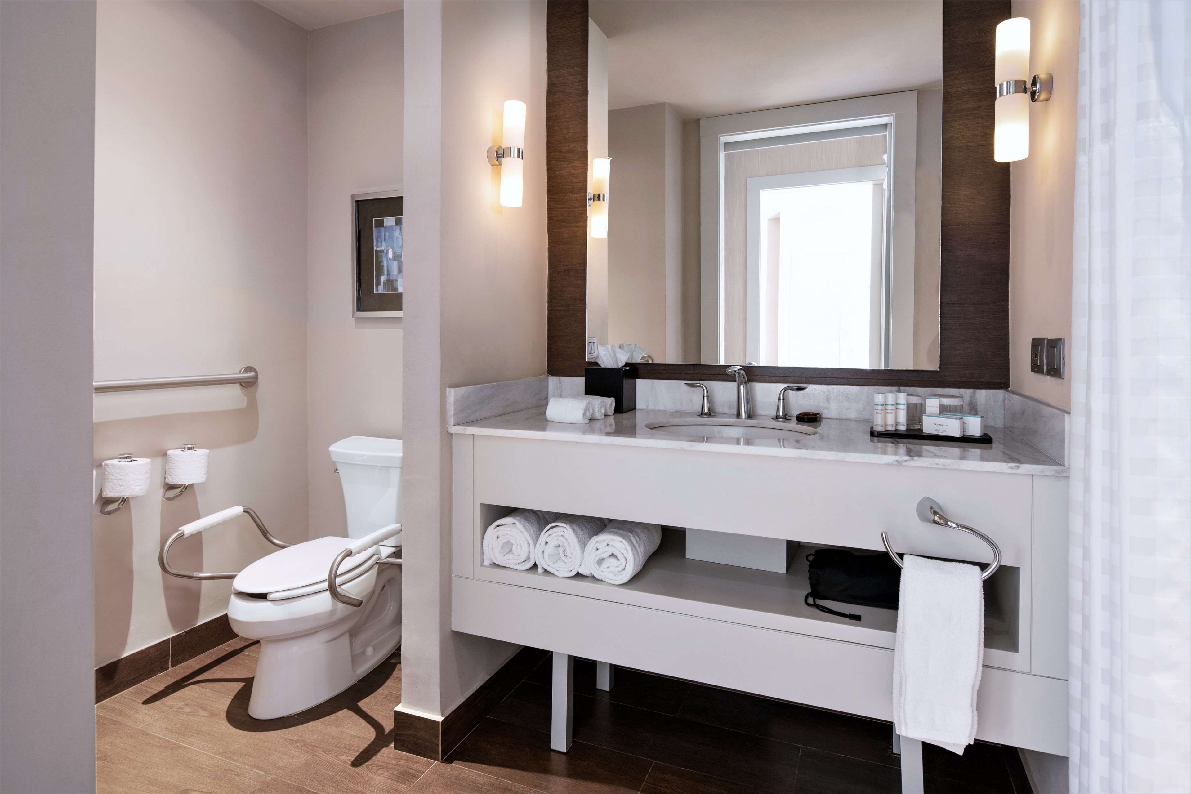One King - One Bedroom Suite Mobility Access | 욕실 | 무료 세면용품, 타월