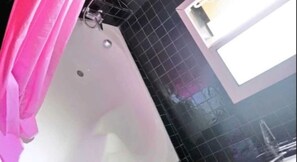 Pancuran mandi, pengering rambut, jubah mandi, tuala disediakan 