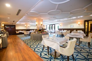 Bữa sáng buffet hàng ngày với phụ phí nhỏ 