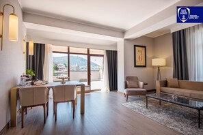 尊荣套房, 1 间卧室, 无烟房, 城市景观 | 客厅 | 平板电视