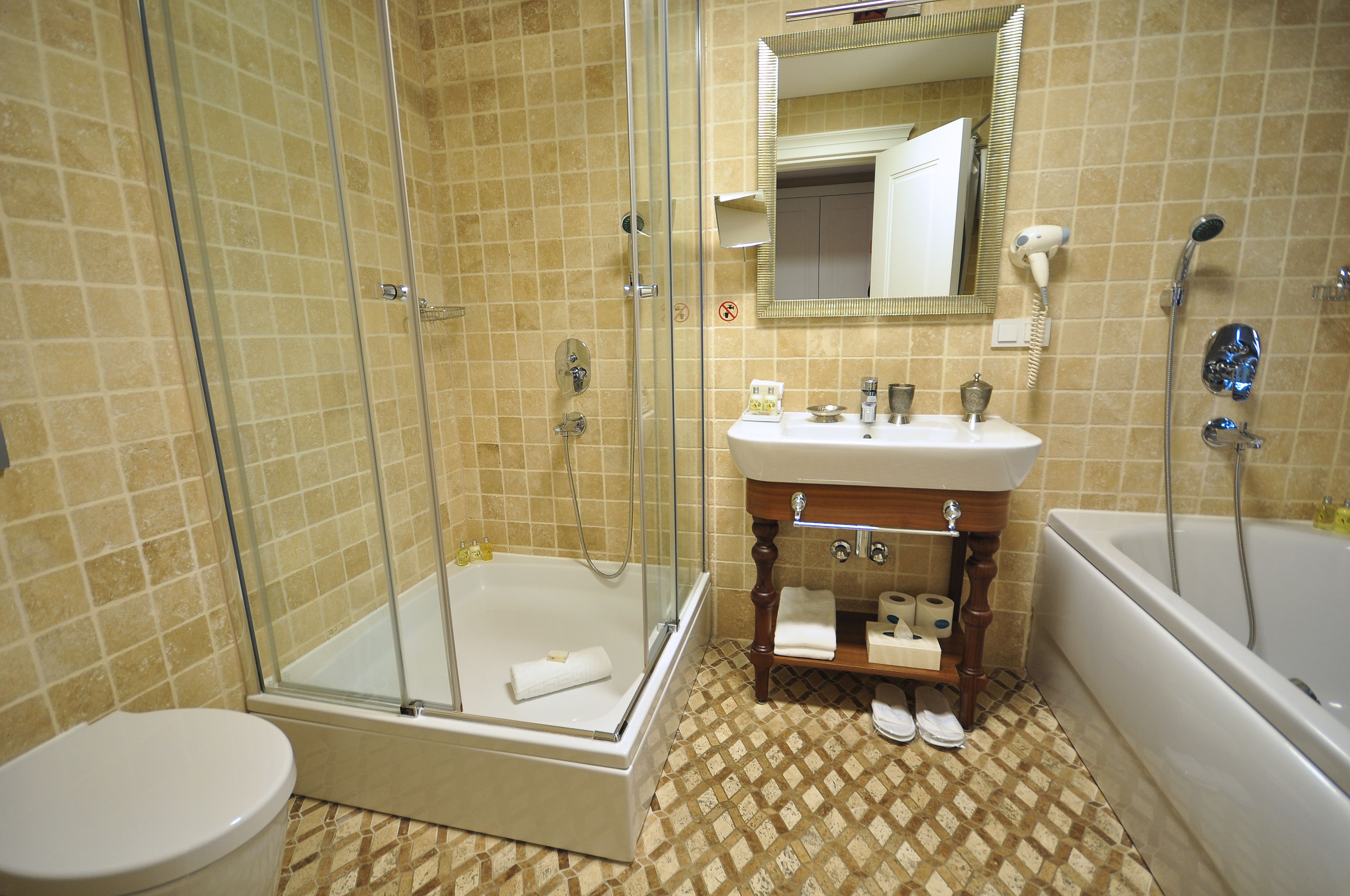 deluxe double room, 1 king bed, sea view | bathroom | combined shower/bathtub, deep-soaking bathtub, free toiletries