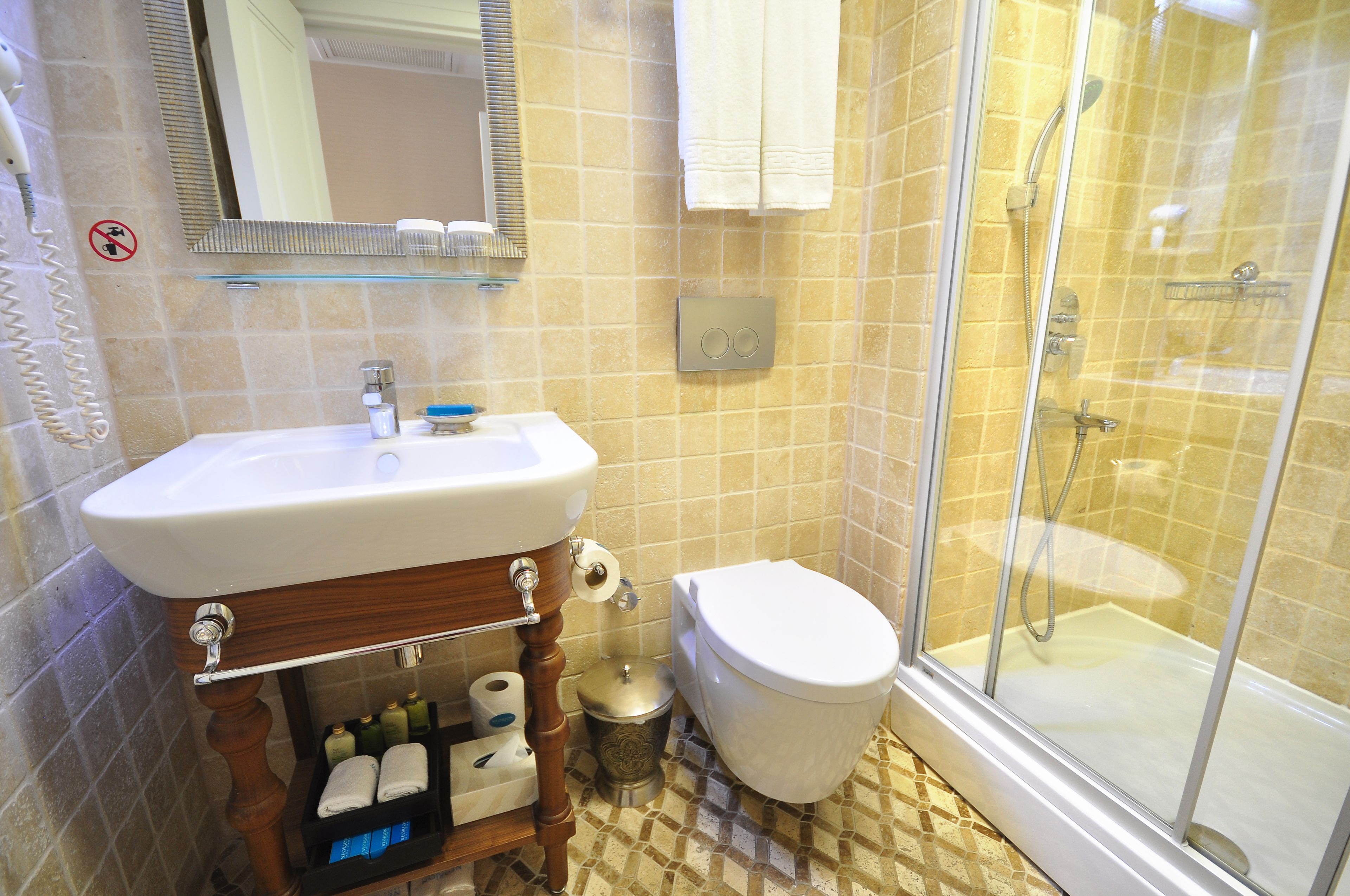 superior double room, 1 queen bed, city view | bathroom | combined shower/bathtub, deep-soaking bathtub, free toiletries