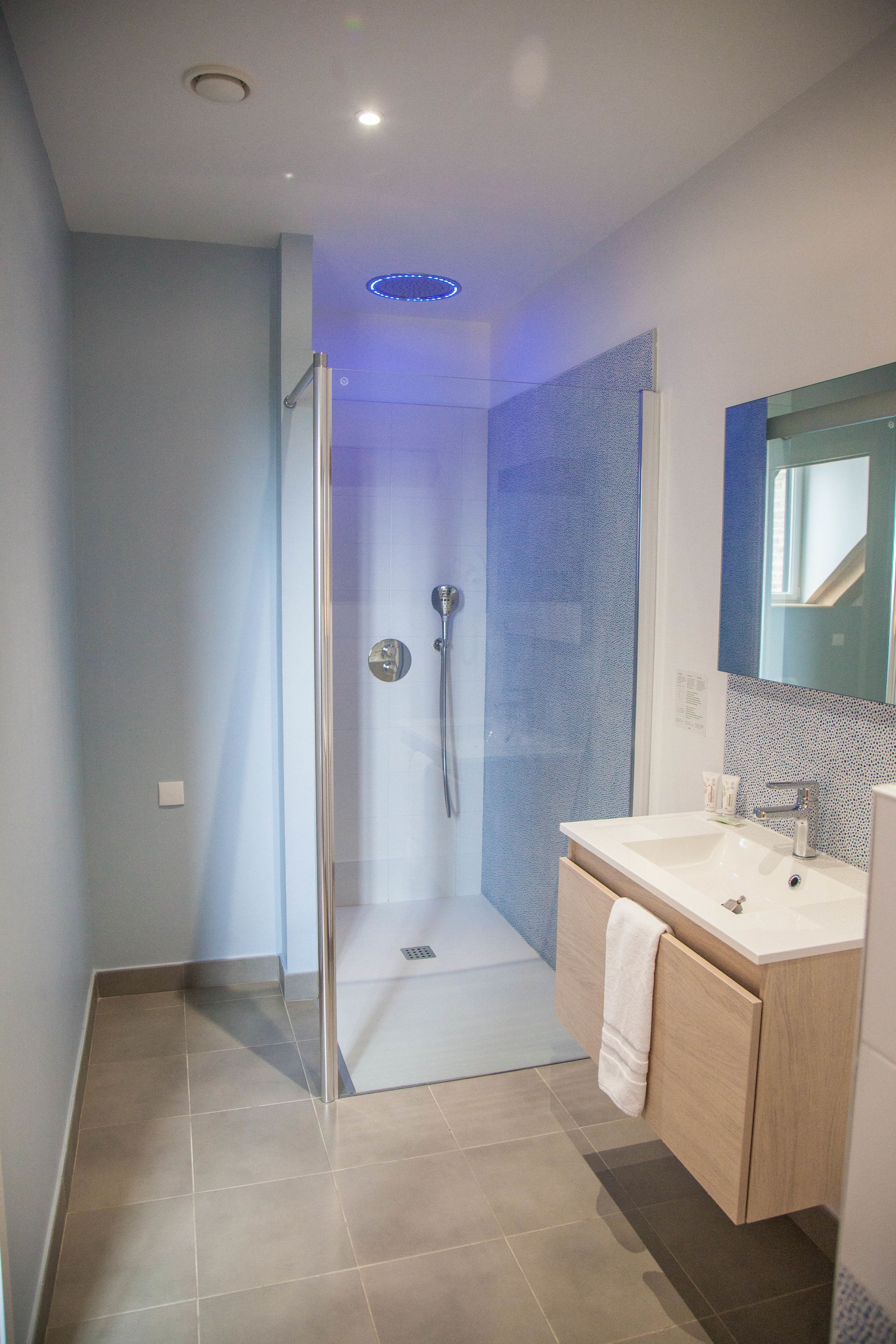 double room | bathroom | free toiletries, hair dryer, towels