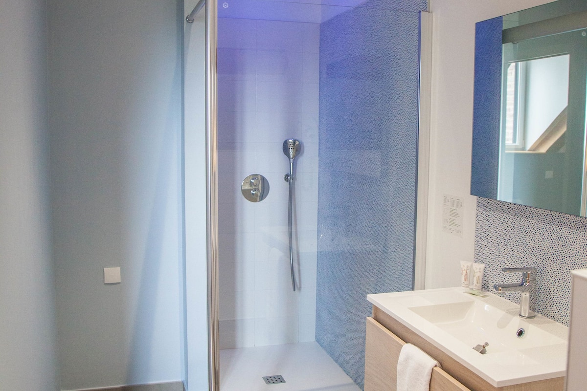 double room | bathroom | free toiletries, hair dryer, towels