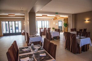 Petit déjeuner, déjeuner et dßner servis sur place, vue sur le jardin