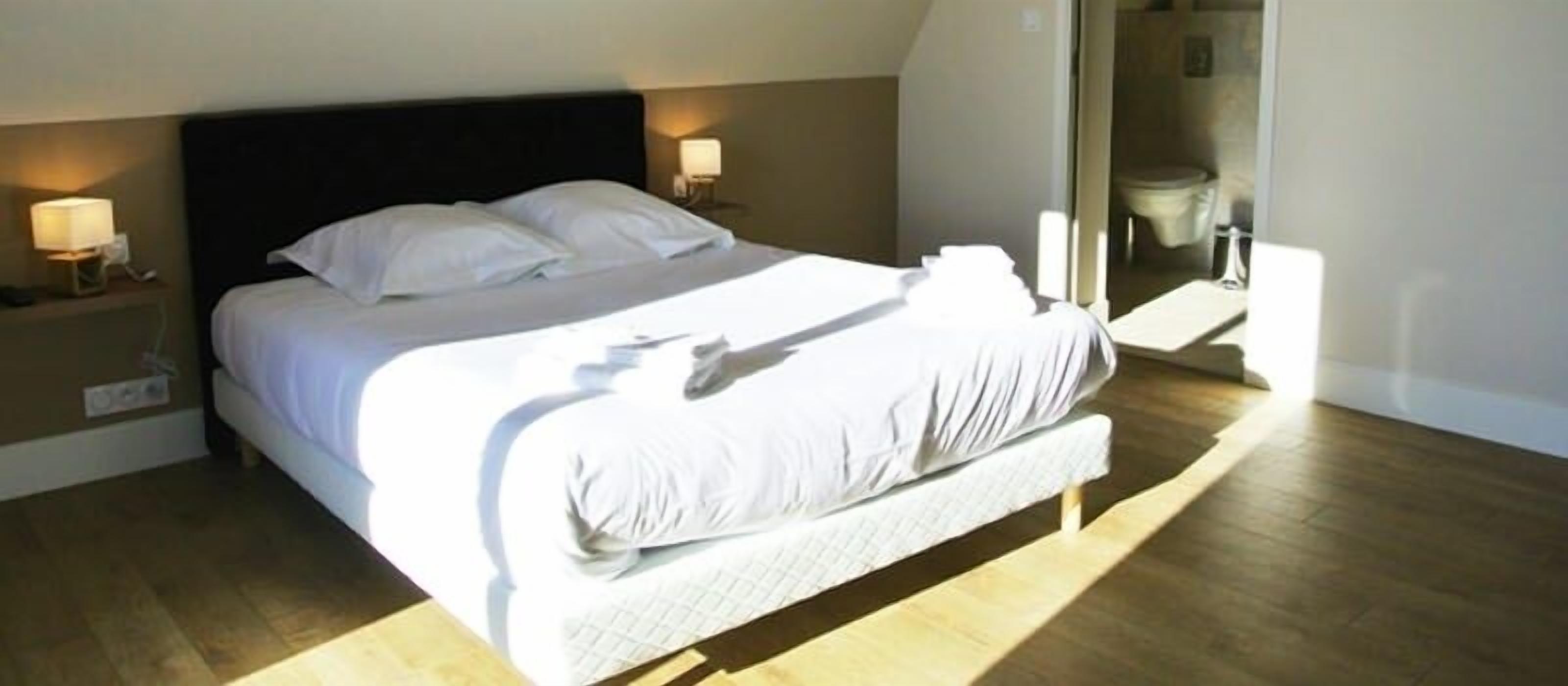 1 bedroom, individually decorated, individually furnished, desk