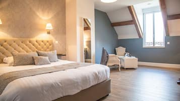 1 habitación, decoración personalizada, muebles diferentes y escritorio