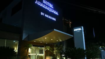 Fachada de la propiedad por la tarde o noche