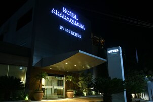Fachada de la propiedad por la tarde o noche