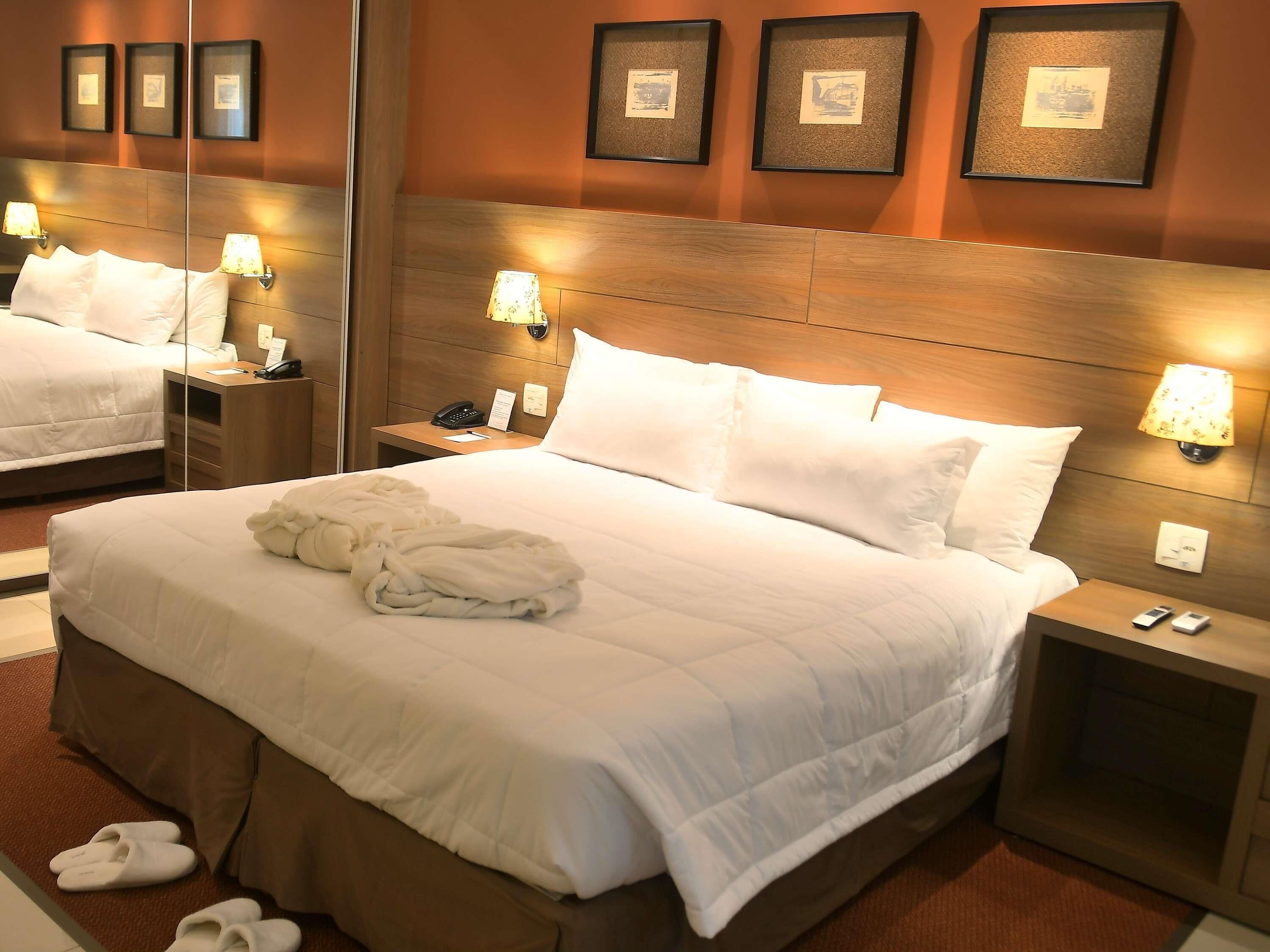 Minibar, caja de seguridad en la habitación y escritorio 