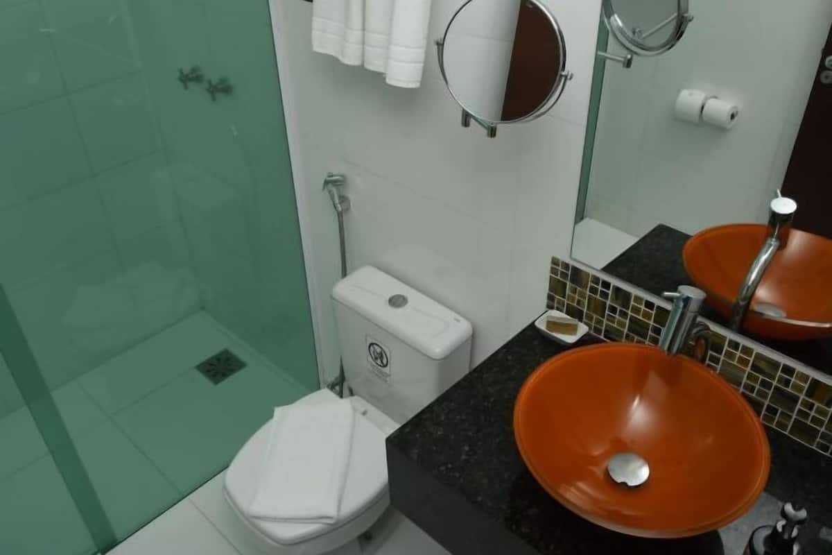 Douche, articles de toilette gratuits, sĂšche-cheveux