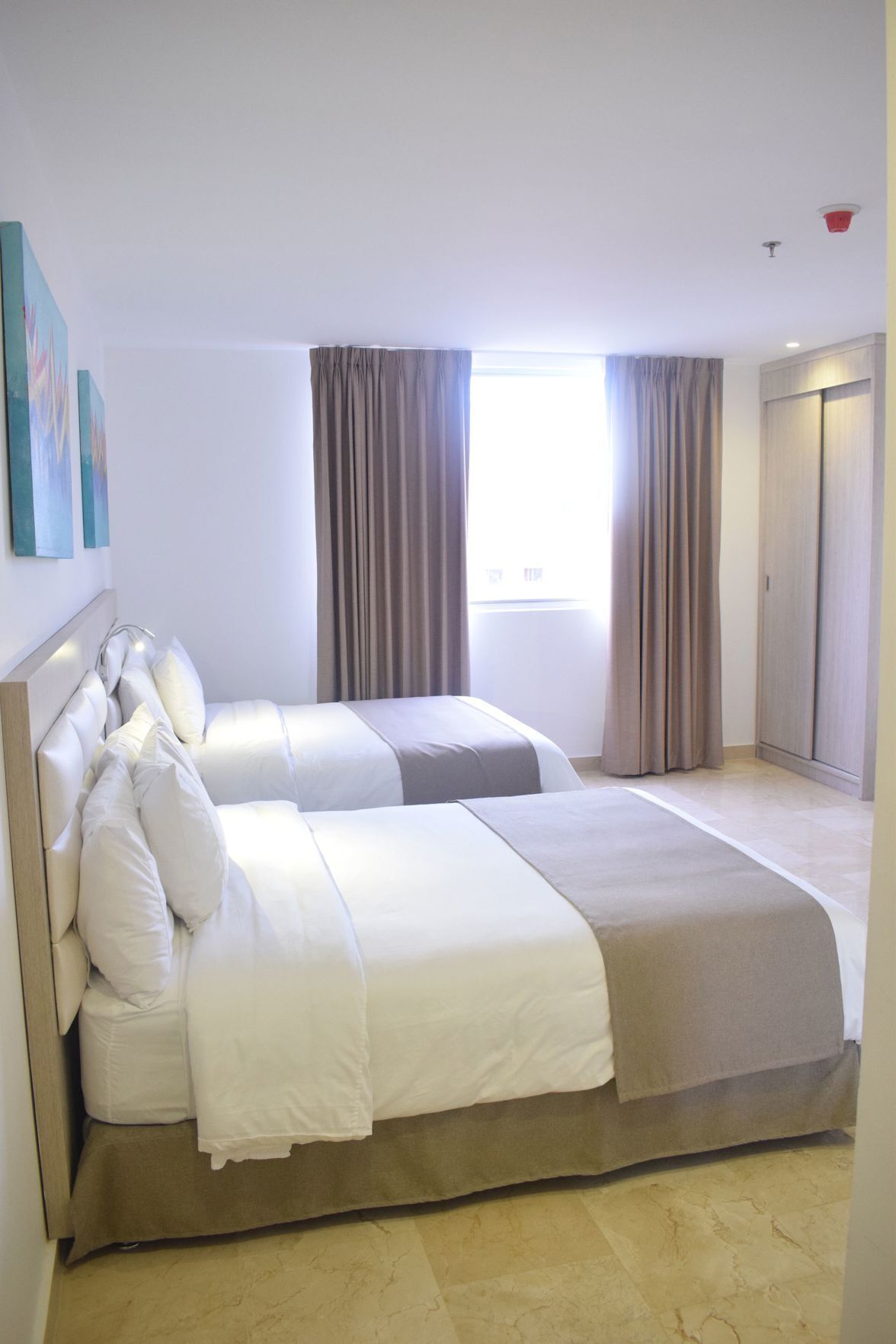 Allergitestade sängkläder och värdeförvaringsskåp på rummet