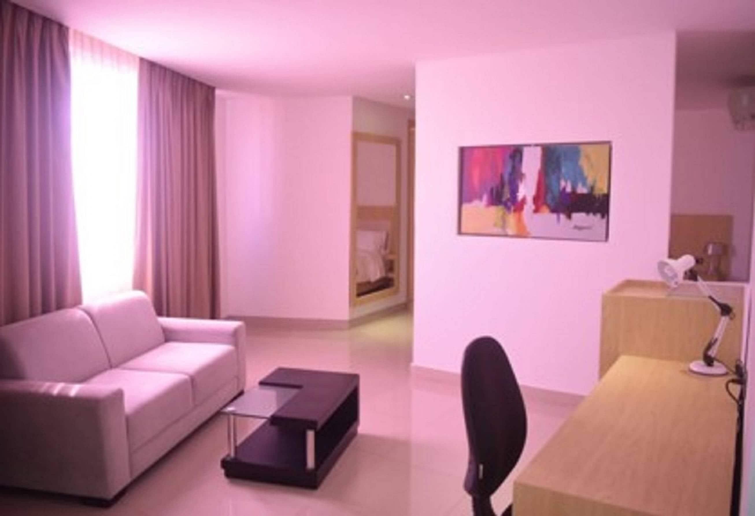 Studio Suite, 1 King Bed, Non Smoking, City View | Hypo-allergenic bedding, in-room safe, individually decorated