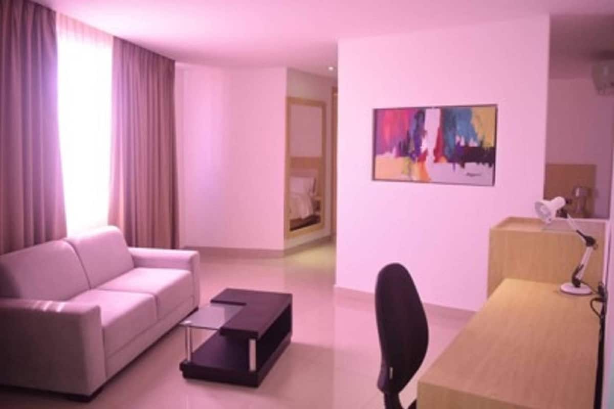 Studio Suite, 1 King Bed, Non Smoking, City View | Hypo-allergenic bedding, in-room safe, individually decorated